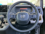 握りやすいステアリングは、運転操作をスムーズにサポート。オーディオやハンズフリー通話のスイッチも配置され、快適なドライブを支援します。