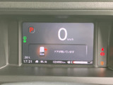 視認性の高いメーター類で、運転に必要な情報をしっかり把握できます。運転席をスタイリッシュに演出するデザインです。
