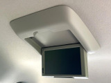【フリップダウンモニター】大画面モニターで後席でもエンタメをお楽しみいただけます。小さなお子様にも大人気の装備です♪