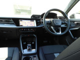 安全で快適な運転をサポートするアウディバーチャルコックピット。多機能でありながら優れた操作性で、シンプルで美しいインテリアデザインに溶け込んでいます。