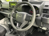 運転席からの視界は広く、運転しやすい設計です。シンプルな操作性で、誰でもすぐに馴染めます。