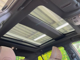 【パノラマルーフ】大型のガラスルーフ搭載で車内の解放感が一気にアップ!開放的なドライブをお楽しみいただけます。