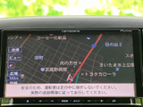 目的地への道案内は正確でわかりやすい表示。渋滞情報も確認できるので、スムーズな移動をサポートします。運転に集中できますね。