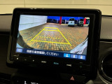 リバースギアに入れるだけで後方の表示へ切り替わります。夜間や雨の日の駐車も楽になりますよ。