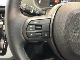 ステアリングにオーディオ操作スイッチが付いています。オーディオ画面に直接タッチしなくても操作が出来ますので、運転に集中できます。