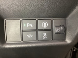 ハンドルの右側にはヘットライトリベライザーとHondaセンシング用のメインスイッチがついています。ヘッドライトリベライザーは道路状況や積荷の加重に応じてライトの高さを調節できます。