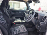 痛みの出やすい運転席シートの角、フロアマット、座面、ともに良好です