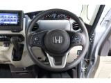 前方は視認性が良く、運転中も情報がひと目で確認できて安心。見やすさにこだわったデザインで、毎日のドライブがもっと快適に