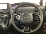 【ハンドル】運転にかかわる様々な操作を安全に行えるように視点移動が少なく操作性に配慮されたスイッチ類が凝縮されたコックピットです。