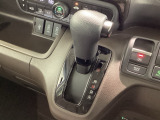 インパネシフトを採用しているので、前席の足元も広々としています。運転席と助手席の行き来もスムーズです!