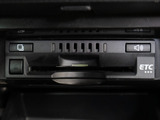 コンソール内一体型のビルトインETC装備!見た目の部分も良いですが、ETCカードの盗難防止になる設置箇所です!料金所の渋滞回避!時間帯・日によって料金の軽減を受けられます!ストレス知らずのドライブ!