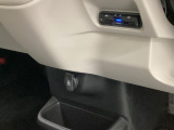 自社整備工場で点検整備をおこなってからお渡ししています。車検が残っている場合は『12ヶ月点検整備』を、車検整備付きの場合は『車検整備』をおこないます。整備費用は車両本体価格に含まれています。