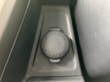 バック時の安全性を高めるバックモニター。狭い場所でも安心して駐車できます。後方確認をサポートし、安全運転を支援します。