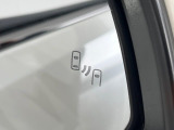 【ブラインドスポットモニター】走行中、ドアミラーの死角になりやすい箇所に後続車が接近するとサイドミラーのレンズに警告を表示!ドライバーに注意喚起をしてくれます。