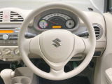 インテリアに合わせたデザインのステアリングは、運転される方のことも考え、運転しやすい形状、大きさです。是非一度、実際に触ってお確かめください。