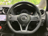 握りやすいステアリングは、運転の疲れを軽減。操作性にも優れ、快適なドライビングをサポートします。スポーティなデザインも魅力です。