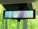 【インテリジェントルームミラー】後席の大きな荷物や同乗者で後方が確認しづらい時でも安心!カメラが撮影した車両後方の映像をルームミラー内に表示。クリアな視界で状況の確認が可能です!