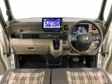 車内は光触媒抗菌消臭施工済です。スタイリッシュなデザインで暖かみのあるインパネ周りを演出します。グローブボックスやカップホルダーのほかにトレーなどたくさんの収納スペースが装備されています。