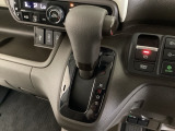 CVT車のセレクトレバーです。低速から高速まで、変速ショックのないスムーズな走りと、エンジン効率のよい領域を維持して燃費にも貢献します。サイドブレーキはスイッチ操作の電子制御パーキングブレーキです。