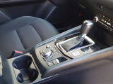 運転中に手を伸ばしやすい位置に配置されたドリンクホルダー。視線を大きく外さずに飲み物の出し入れが行えます。走行中も安定して容器を保持できるため、車内での過ごしやすさを支える実用的な仕様です。