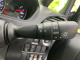 操作しやすいウインカーレバーは、スムーズな車線変更や右左折をサポート。安全運転をサポートする機能が充実しています。