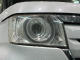 LEDヘッドライトは、点灯の瞬間から最大光量を発揮し、突然暗くなるトンネルなどでの安定感を高めます。