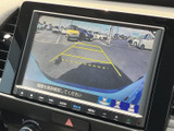 駐車時の安全性を高めるバックモニター。ガイドライン表示で、狭い場所でも安心して駐車できます。後方確認が容易です。