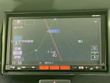 鮮明な地図表示で、目的地までスムーズに案内。初めての場所でも安心して運転できます。ドライバーをサポートします。