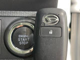 【キーフリーシステム】カバンやポケットに入れたままでもドアの施錠・解錠が可能なスマートキーを装備。エンジンのオン・オフ時もカギを取り出す必要が無いからとっても便利です♪