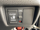 左側に電動スライドドアを装備。ワンタッチで開閉できるため、荷物の積み降ろしやお子さまの乗り降りがスムーズです。