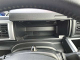 [便利な収納スペース!] 運転席アッパーボックス装備。小物やカード類を手の届きやすい場所に収納できます!