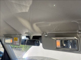 運転席側と助手席側の両側にライト付きのミラーが付いており、便利です。