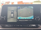 駐車時の安全性を高めるバックモニター。狭い場所でも、周囲の状況を確認しながらスムーズに駐車できます。