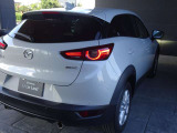 CX-3には、スピード感を強調する鋭いエッジが散りばめられています。リアコンビネーションランプなどで組立などを考慮し丸みを帯びることの多いパーツですが、マツダの部門を越えた思いが生きるデザインです。