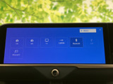 ラジオ、CD、Bluetooth、USBなど、多彩なソースに対応。お好みの音楽で快適なドライブをお楽しみいただけます。