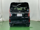 後席の窓には外から車内が見えにくくなるプライバシーガラスを採用。周りを気にせずリラックスして過ごせます