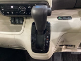 CVT車のセレクトレバーです。低速から高速まで、変速ショックのないスムーズな走りを実現するとともに、エンジン効率のよい領域を維持することで燃費にも貢献します。