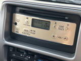 ラジオやCDで、ドライブを盛り上げましょう。使い慣れた操作感で、快適なカーライフをサポートします。AUX端子も備えているので、外部機器との接続も可能です。