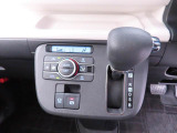 運転のしやすいインパネシフトです。運転席の足元も広くとても快適ですよ。