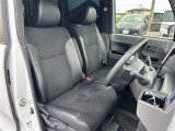 【運転席】座り心地が良いシートなので長時間の運転でも快適にお過ごしいただけます。新品のフロアマットのご注文も可能です。掲載箇所以外にご希望の写真がございましたらお気軽にお問い合わせ下さい。