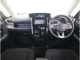 視界の良さが魅力の運転しやすいコックピット。シンプルで操作性に優れたインパネデザインと、SUBARUならではの安全性能への徹底したこだわりが光る視界設計です。