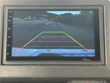 後方の安全確認をサポートするバックモニターです。駐車時の不安を軽減し、狭い場所でもスムーズな駐車を可能にします。ガイドライン表示で距離感も把握できます。