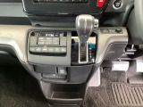足元スッキリ、インパネシフトです。パーキングブレーキはフットブレーキタイプなので、運転席と助手席の間がスッキリしています。