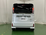 後席の窓には外から車内が見えにくくなるプライバシーガラスを採用。周りを気にせずリラックスして過ごせます