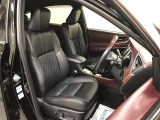 ホールド感のあるシートで、運転中もドライバーをしっかりと支えてくれます。パット部にソフト材を採用し、フィット感も感じられます。
