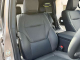 運転席・黒革シート・シートベンチレーション(Hot&Cool)・パワーシート。