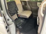 後席をはね上げれば、「もうひとつの荷室」が生まれます。
