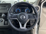 握りやすいステアリングは、運転操作をスムーズにします。操作スイッチも配置され、運転に集中できます。