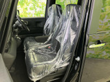 運転席からの視界は広く、運転操作もスムーズに行えます。快適なドライビングをサポートする空間設計です。シートカバーで保護されています。