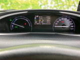 視認性の高いメーター類が、運転に必要な情報を的確に伝えます。直感的に操作でき、運転に集中できる空間が広がります。